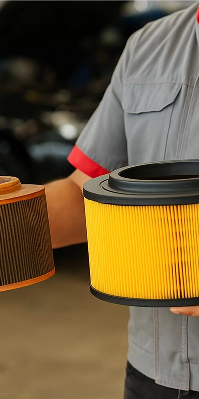 Technik trzyma dwa filtry powietrza - dobór filtra