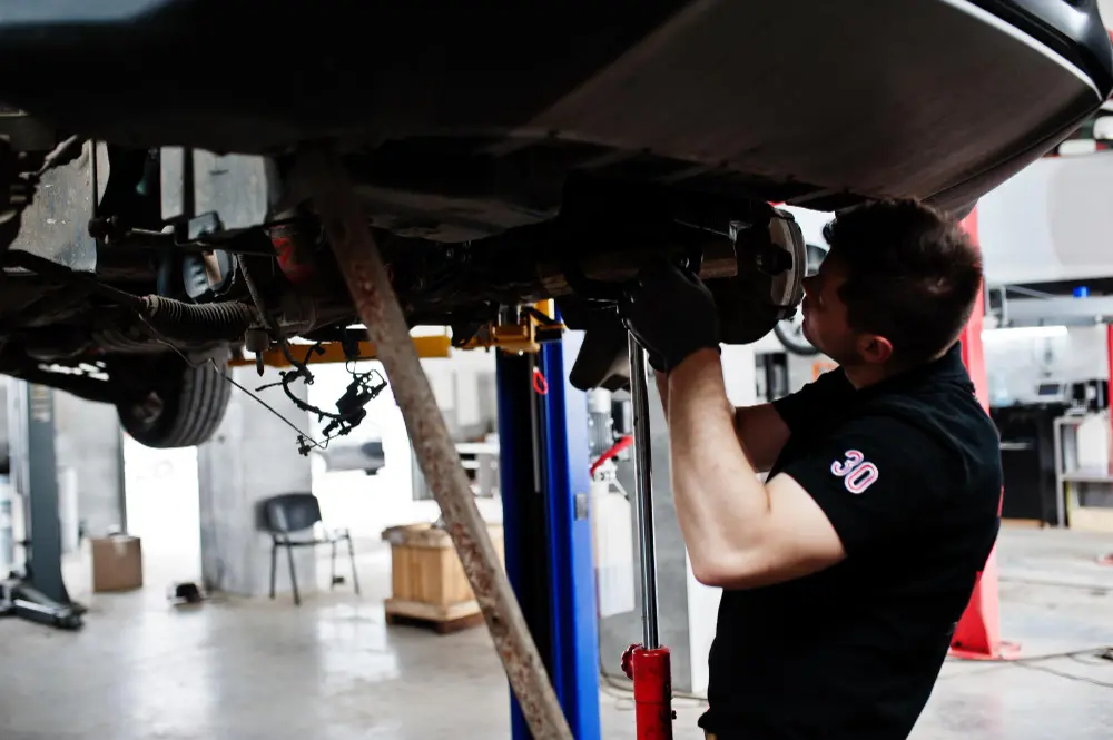Mechanik serwisuje układ hydrauliczny pojazdu – wymiana filtra
