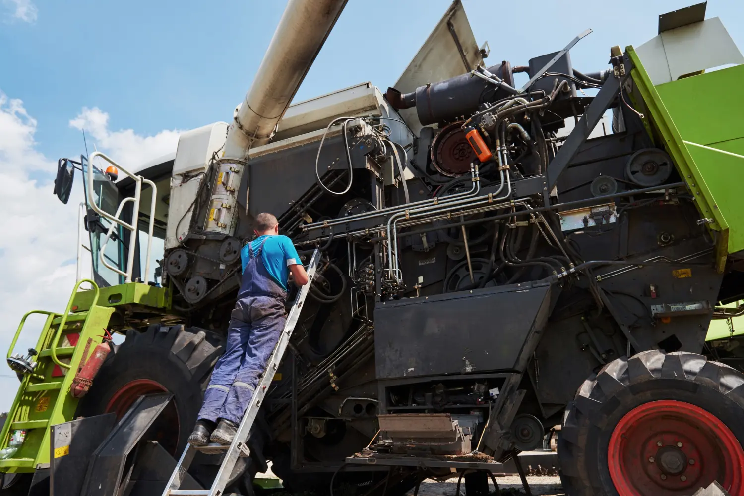 Kombajn podczas żniw – filtry do maszyn rolniczych odporne na kurz i wysoką temperaturę